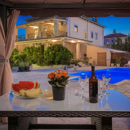 Βίλα Eleni's Family