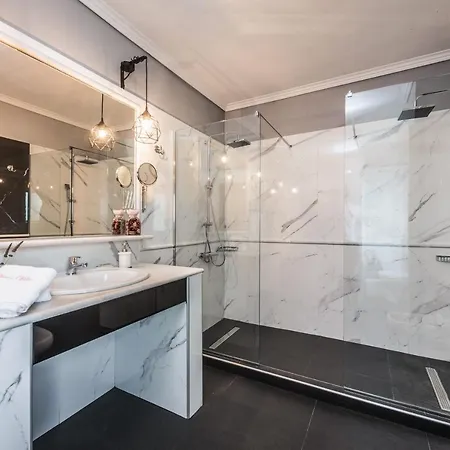 Eleni's Family Лаганас